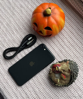HLEDÁŠ IPHONE? Prodám Apple SE 2020 - 64GB - BLACK - TOP - 6