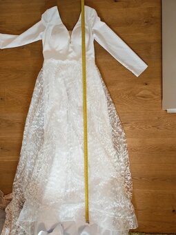 Nové svatební šaty s výstřihem do V - 6