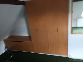 Vestavěná šatní skříň a peřiňák - 6