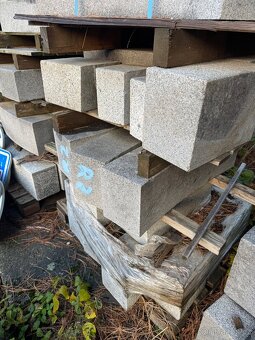 Žulové obrubníky a bloky CENA ZA VŠE NA FOTO - ASI 12 PALET - 6