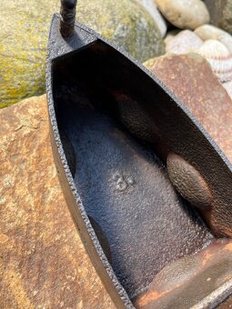 Starožitná litinová žehlička - 6