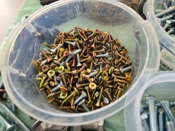 šroubky, vruty, podložky, matičky, háčky - vše nové - 6