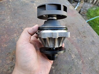 BMW E39 2.8i - příruba termostatu a vodní pumpa - 6