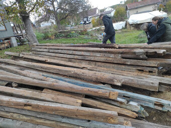 ručně tesané trámy ze střechy - 6