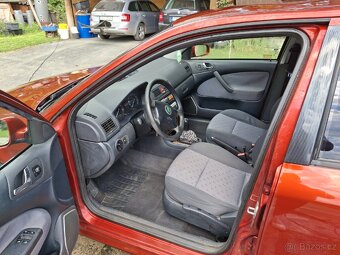 Škoda Octavia 1.6 benzín rok 2003 - 6