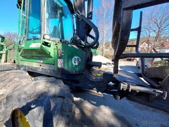 Vyvážecí traktor J. Deere 810 D - 6