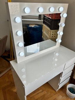 Kosmetický stůl s LED osvětlením - 6