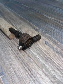 Morgan  -  šikmý převodník k tachometru na přední kolo. - 6