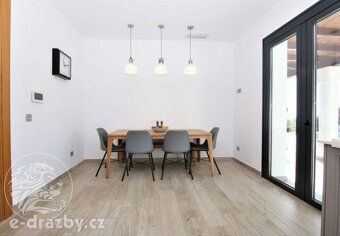 Samostatně stojící vila se 4 ložnicemi zastavěná plocha 338  - 6