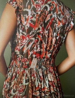 Dlouhé letní šaty s výstřihem do V - 6