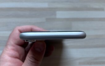 iPhone XR 64 GB bily - 6