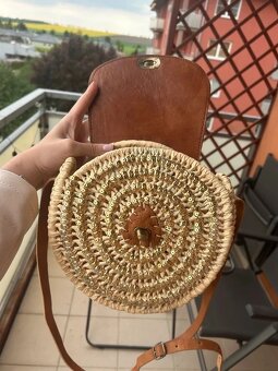 Crossbody kabelka z přírodních materiálů (lýko/kůže) - 6