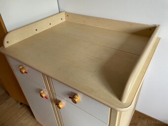 Originální komoda s přebalovacím pultem a dřevěnými ptáčky + - 6