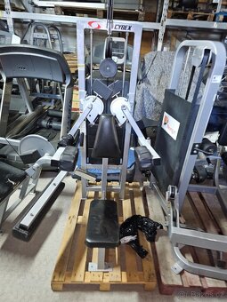 14 posilovacích strojů Cybex - 6