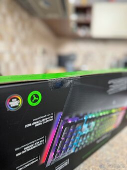 Razer BLACKWIDOW V4 (Yellow Switch) - US, Nová - 6