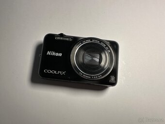 Nikon Coolpix S6600 černý - Výklopný displej - 6
