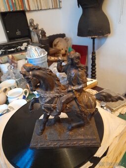 Postava jezce starožitné - 6