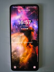 Samsung Galaxy Z Flip4 - skvrna na displeji - 6