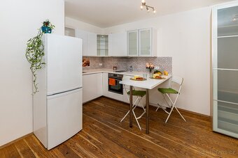 Moderní byt 62m² 1+kk s terasou, garážovým stáním a komorou - 6