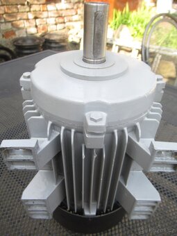 SIEMENS-patkový elektromotor 400V.1,5kw-1420ot.min. - 6