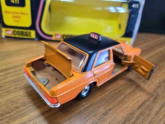 Corgi 411 Mercedes-Benz 240D Taxi - 6
