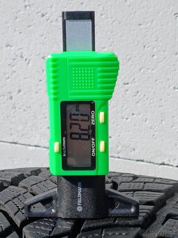 Pěkné zimní pneu Goodyear 225/40/19 vzorek 8mm - 6