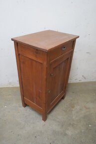 Stará skříňka před renovací - 6