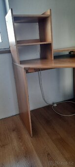 Rohový PC stůl s regály a policemi (vč. dvou zásuvek) - 6