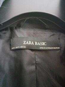 Černý kabátek značky Zara Basic se zlatými detaily a kapucí - 6