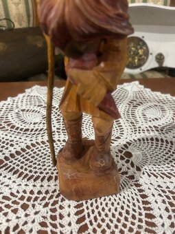 Ručně řezaná dřevěná figurka „Stařec z hor“ – Německo - 6