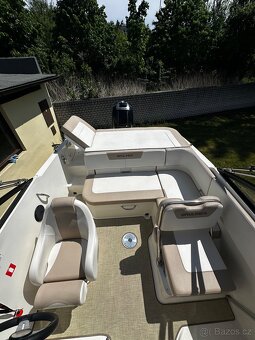 Kajutová loď Bayliner VR5 CUDDY - 6