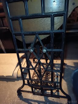 Šicí stroj Bobbin se starožitnou výbavou - 6