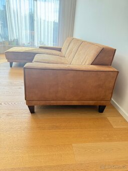 Prodávám luxusní čalouněnou sedačku v barvě karamel - 6