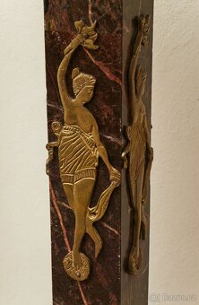 Párové podstavce z červeného mramoru s mosaznými aplikacemi - 6