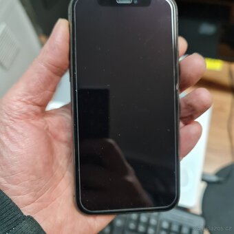 iPhone 11 Pro,výborný stav, nová baterie - 100 %,pouzdro - 6