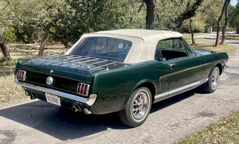 Ford Mustang Convertible - 6