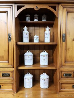 Masivní venkovská skříň. - 6