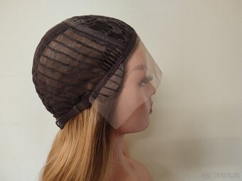 Nová zlatavá vlnitá Lacefront paruka s přirozeným odrostem - 6