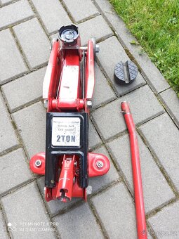 Hydraulicky zvedak 2t + gumova podlozka - 6
