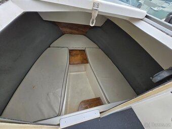 Kajutova lod 5.3x2.35m, motor Honda 50 vstrik, vlek - 6