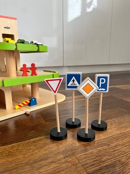 Dřevěná třípatrová garáž WOODY + autíčka, postavičky, značky - 6