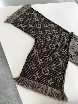 Louis Vuitton logomani šála v beige barvě - 6