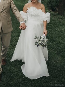 Jedinečné svatební šaty s květinovou aplikací - 6