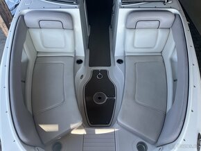 Laminátová sportovní loď SeaRay 240 Sundeck - 6