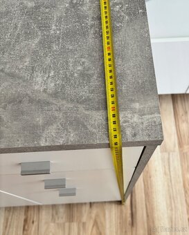 Komoda bílo-šedá beton - 6