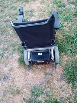 Prodám elektrický invalidní vozík funkční - 6