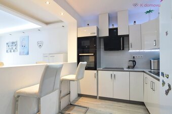 Prodej rodinného domu 4+kk, 3+kk a 2+kk, 250 m2, pozemek 196 - 6
