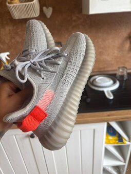 ADIDAS YEEZY BOOST 350 V2 TAIL LIGHT vel 37,5 - 6
