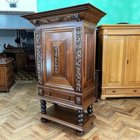 Komoda sloup řezby, sloupy, dub masiv ,1 dv. 1 š. - 6
