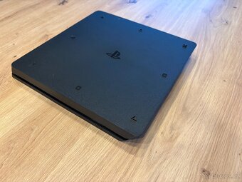 PlayStation 4 slim - 6